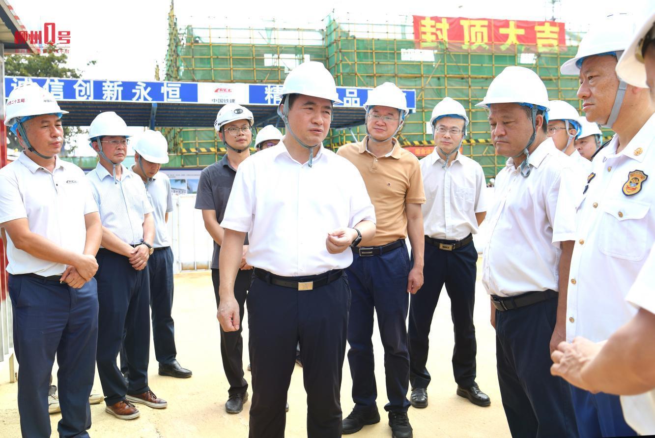 刘胜友在柳南区太阳村镇地震灾后集中安置区项目检查安全生产工作。