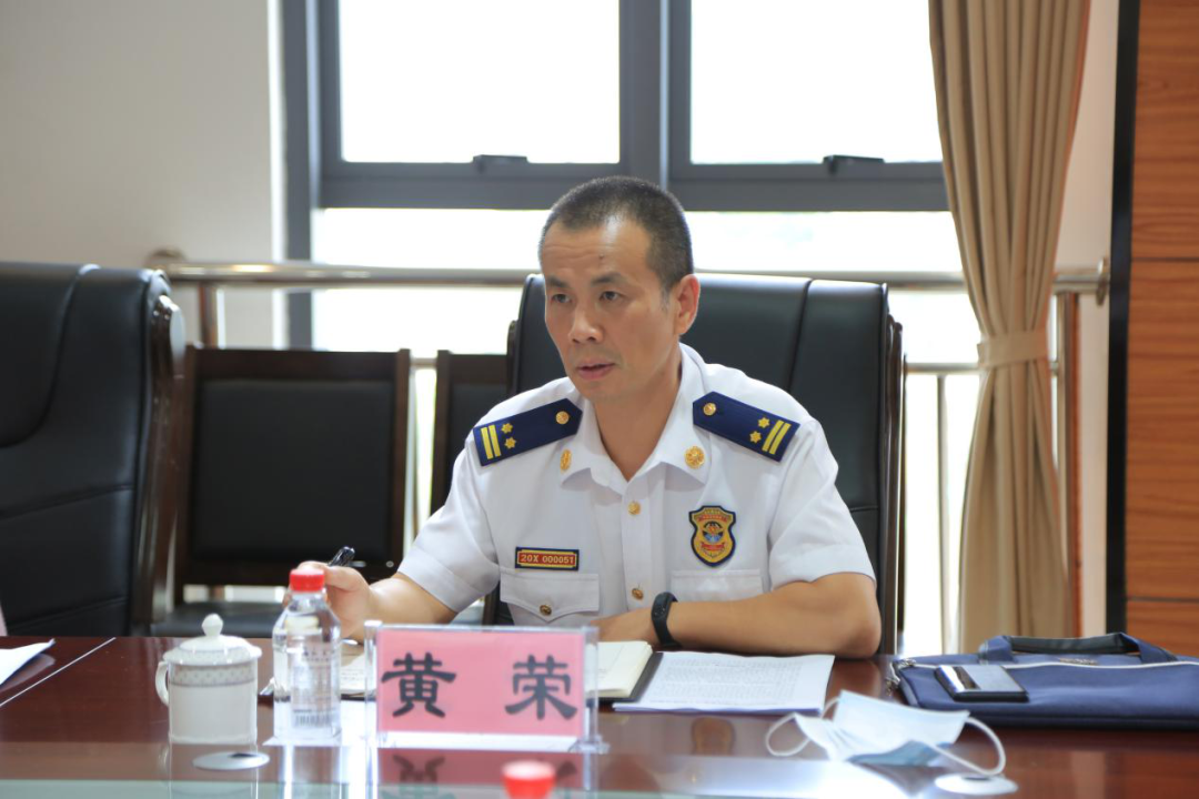 ▲广西消防救援总队政治部副主任黄荣 调研组先后到市消防救援支